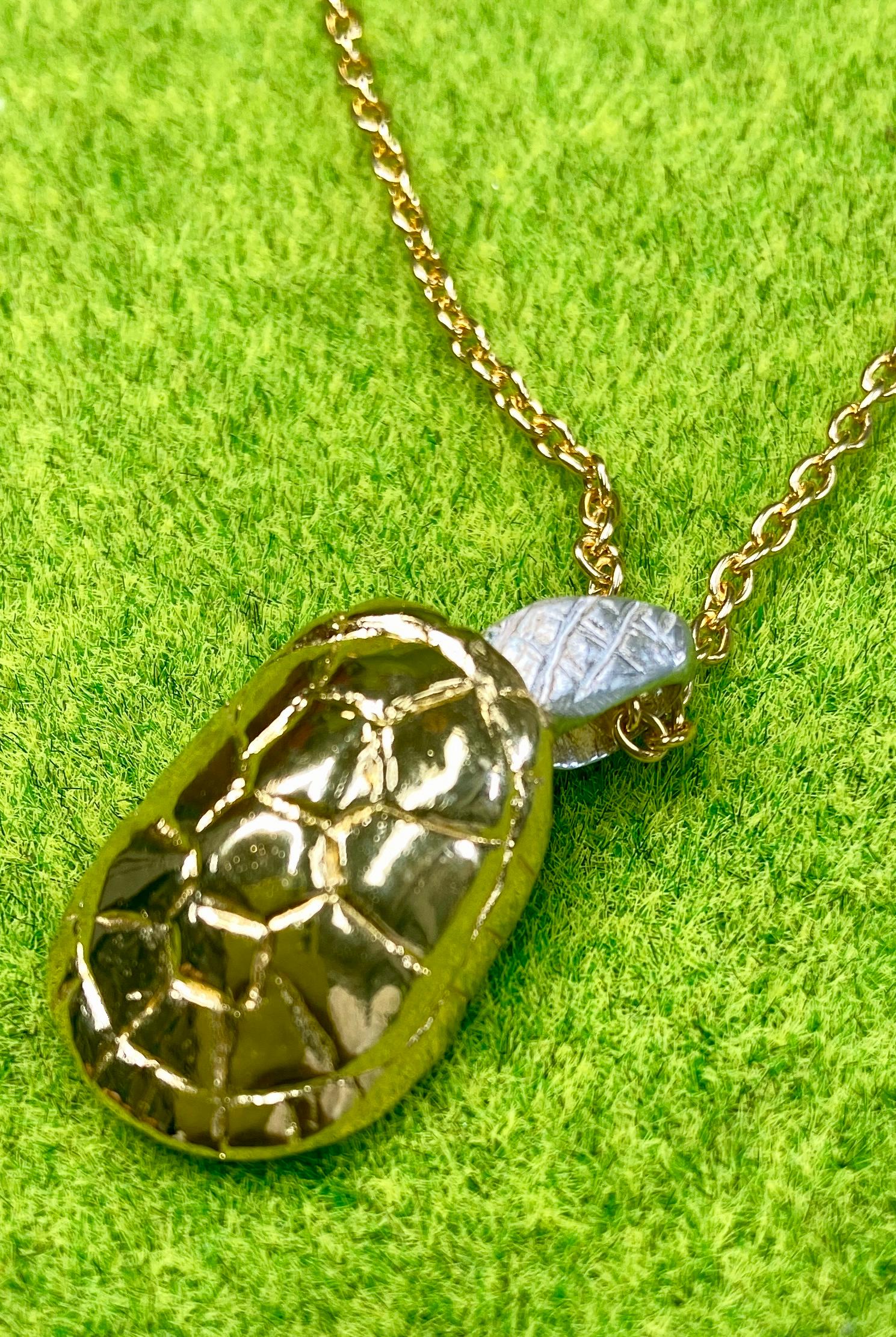 首振り亀ペンダント　k18メッキ仕様